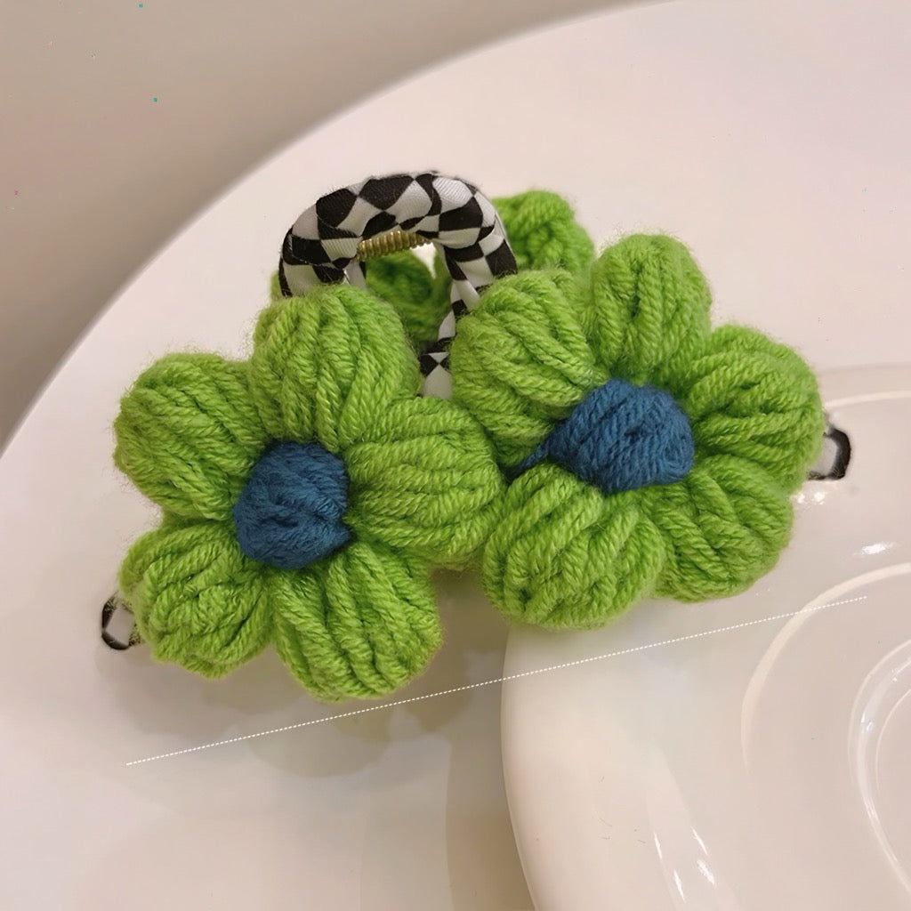 Handmade knitted claw clip